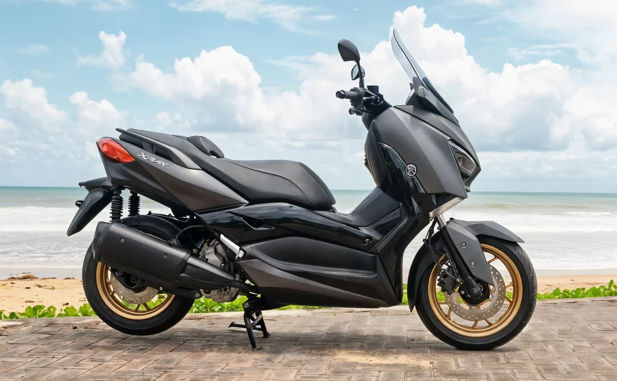 Bronsegrå Yamaha XMAX 250 TECH MAX maxi motorscooter med gullhjul, høy motorsykkelfrontrute og sete med bred trappetrinn